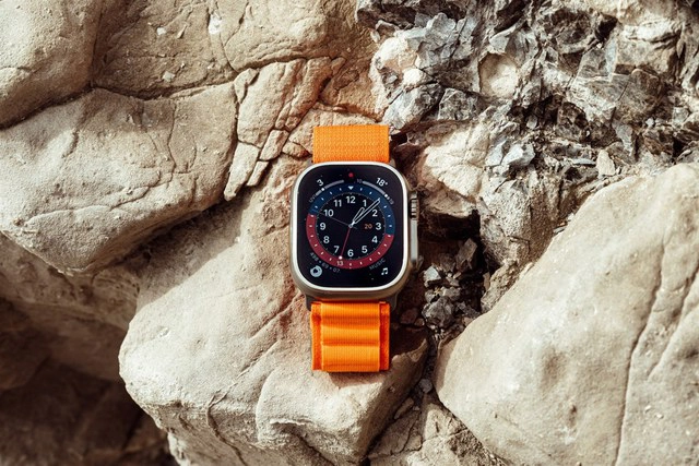 Apple Watch Ultra có giá khởi điểm từ 799 USD, cao hơn 400 USD so với Apple Watch Series 8. Mặc dù Apple Watch Ultra mang đến hàng loạt các nâng cấp so với phiên bản tiêu chuẩn, nhưng phần vỏ titan bên ngoài mới là một trong những lý do khiến mẫu smartwatch này có mức giá cao hơn